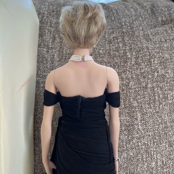 The Franklin Mint—Diana, Princess of Glamour 
Limited Edition Portrait Doll - Picture 8 of 9